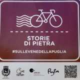 Ma la segnaletica del tragitto denota anche una curiosa alternanza tra la tecnologia moderna e i metodi rudimentali di una volta. Aggiriamo la sbarra e avvistiamo infatti prima un nuovo cartello riportante l'hashtag #sullevenedellapuglia e un codice qr